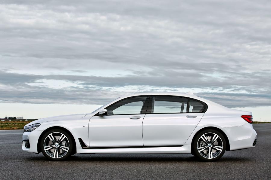  BMW 750Li xDrive M Sport 2015 года  (фото 20 из 22)